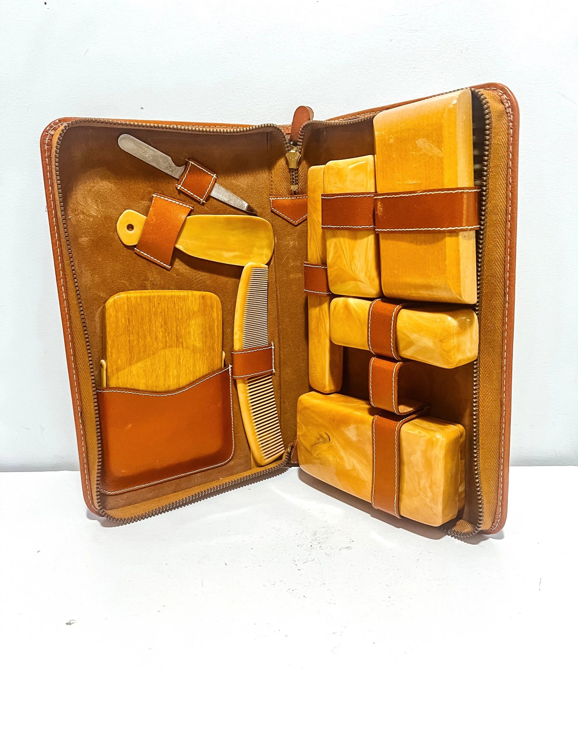 Genuine Leather/Bakelite Vintage 1960s Dopp Travel Kit